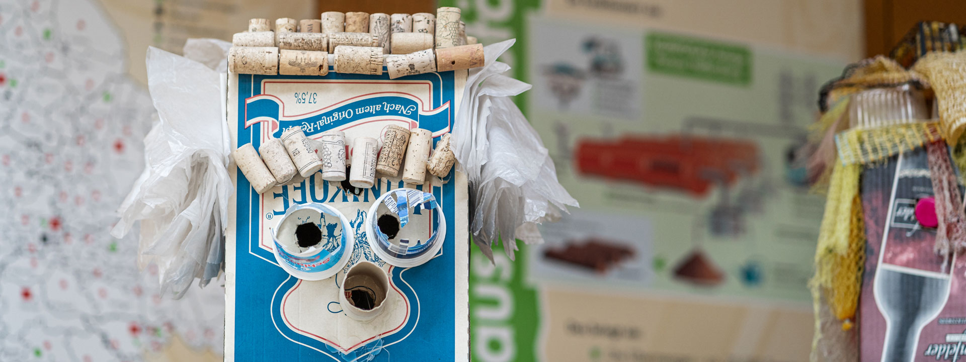 Bannerbild, selbstgebastelte Gesichter aus Abfall