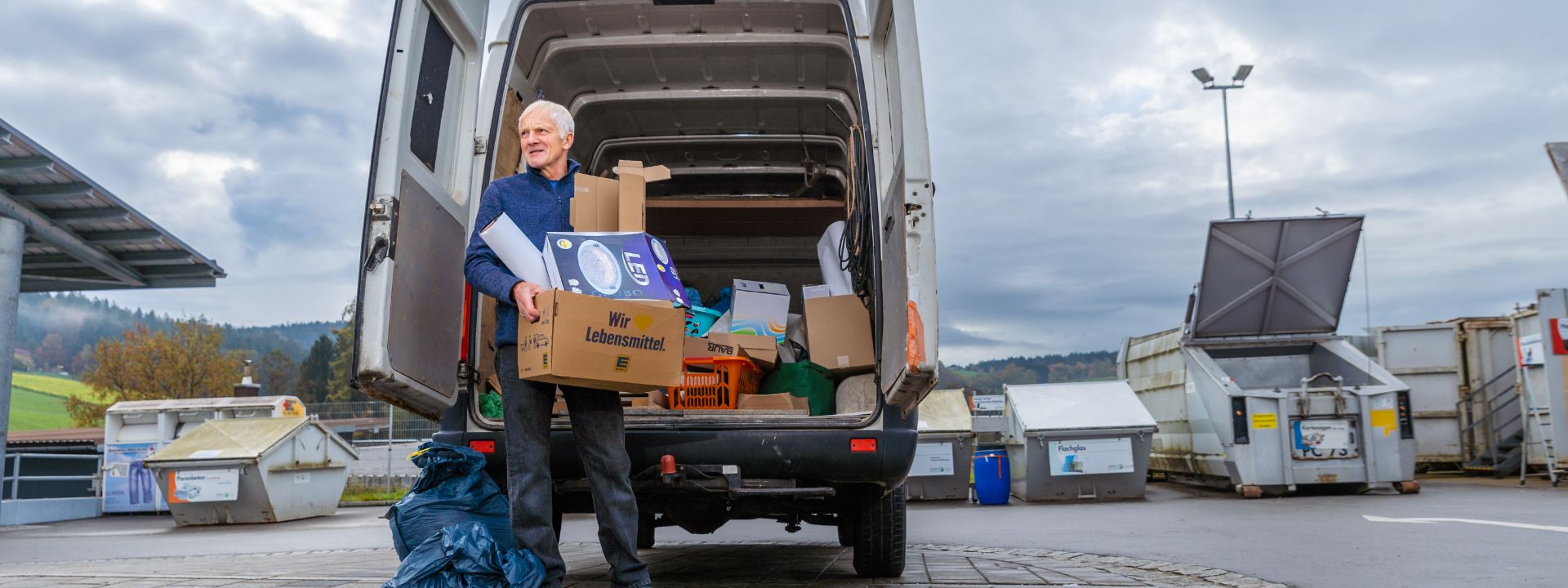 Bannerbild, Kunde des Recyclinghofs bei der Müllentsorgung