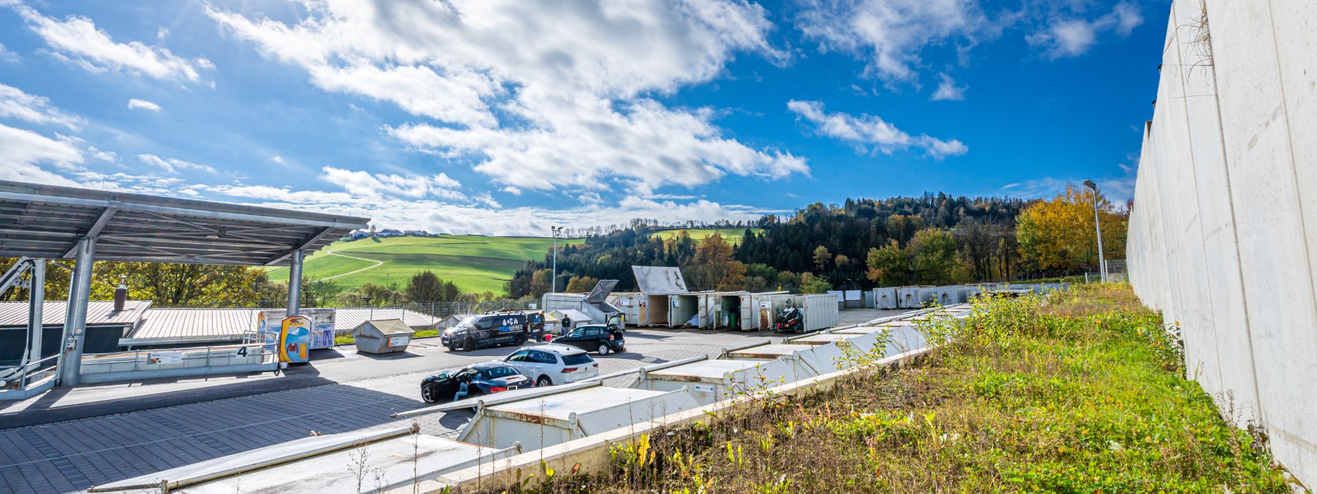 Bannerbild, Recyclinghof Außernzell von außen bei Sonnenschein